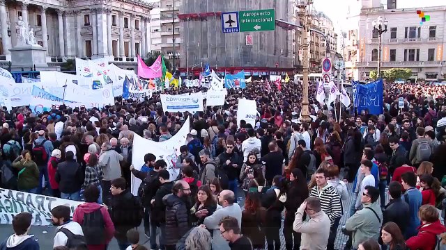 Argentinian Scientists Protest Science & Budget Cuts