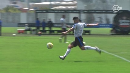 Télécharger la video: Dominou e bateu! Guilherme faz gol no ângulo em treino do Corinthians