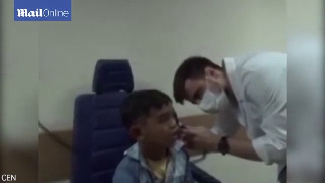 14 vers vivants coincés dans l'oreille d'un jeune garçon