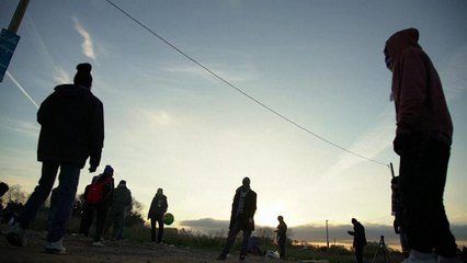 Calais: As crianças da "selva" que ninguém quer