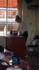 Cô giáo tiếng Anh "hạ gục" dàn học sinh chỉ bằng một nụ cười