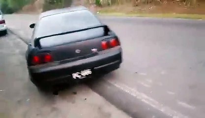 R33 Skyline laying down some rubber, and spitting fire.