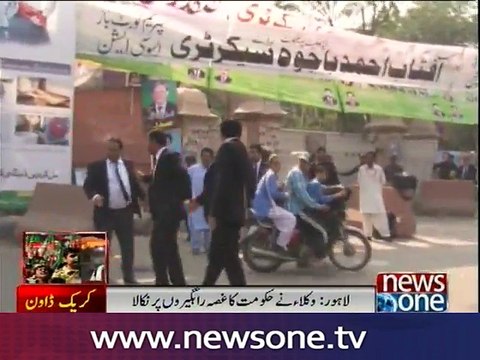 Pro-PTI lawyer thrashes citizen during protest in Lahore