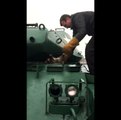 Un raton laveur coincé dans un tank