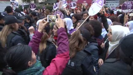 Kadınlar Kışanak ve Anlı'nın Gözaltına Alınmasını Protesto Etti