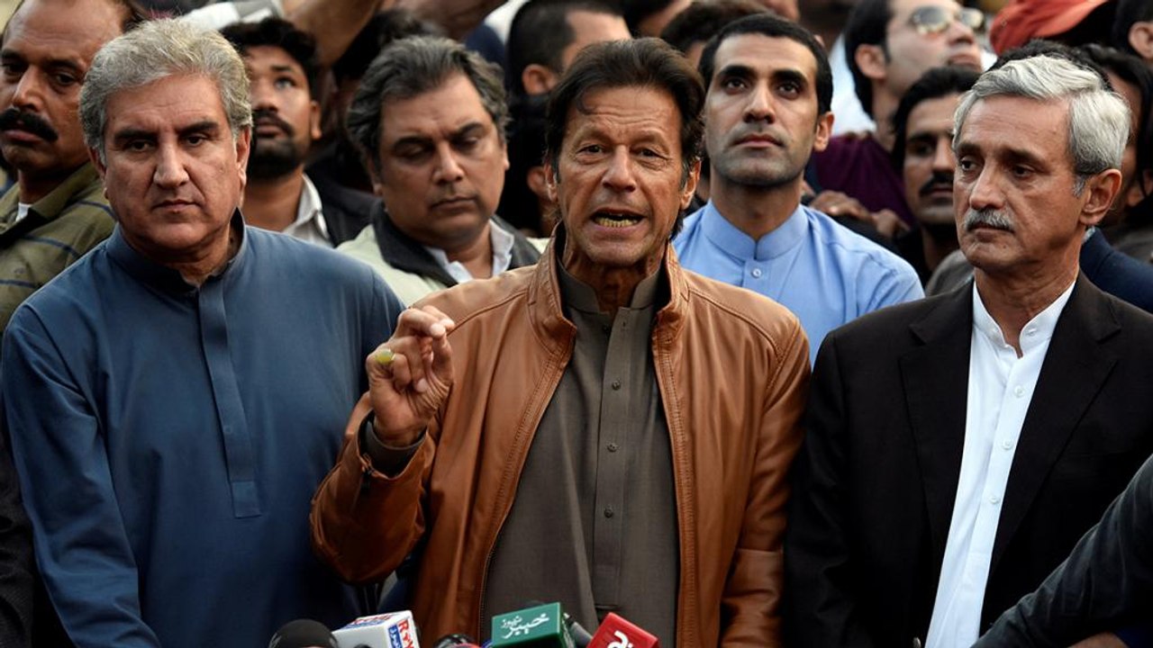 Pakistan: manifestazioni e scontri, l'opposizione chiede le dimissioni del premier