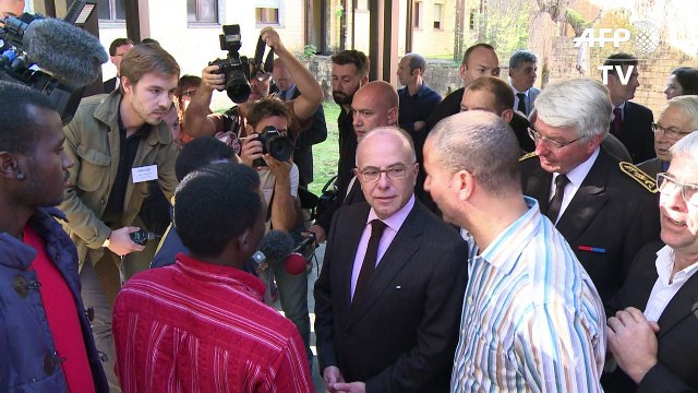 Migrants: Bernard Cazeneuve visite un CAO à Gelos