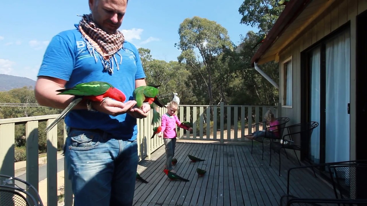 Elle filme son mari et sa fille sur le balcon, mais quand ceci se produit, une chance qu'elle continue à filmer!