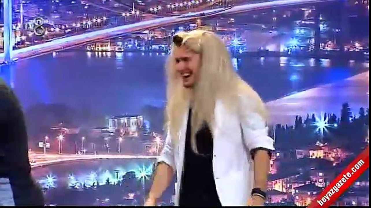 3 Adam ve Mustafa Ceceli'nin güldüren 'kıza laf atma' skeci!