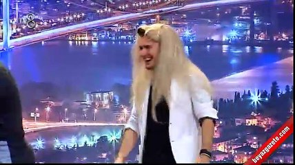 3 Adam ve Mustafa Ceceli'nin güldüren 'kıza laf atma' skeci!