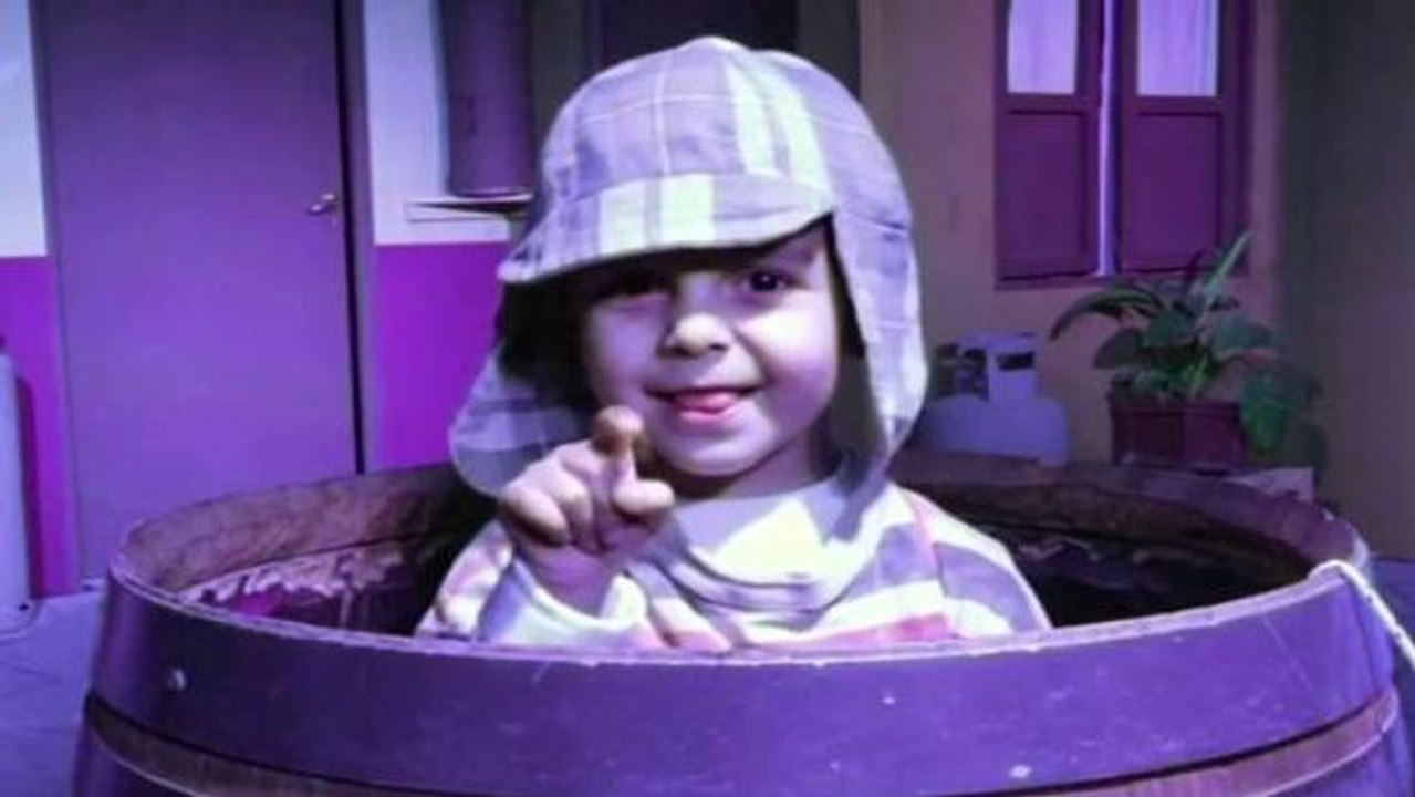 Argentino recria Vila do Chaves no quintal de casa