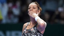 Agnieszka Radwanska advances to last four of WTA Finals