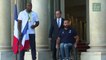 Teddy Riner transmet le drapeau français à l'athlète paralympique Michaël Jérémiasz