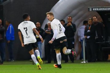 Marlone brilha, e Timão bate Vitória de virada na Arena