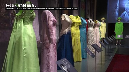 La vida de Isabel II de Inglaterra a través de sus vestidos