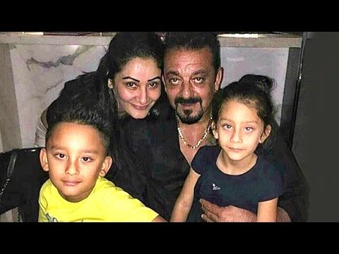 Sanjay Dutt With Family After Dinner - Wife Manyata, Children Shahraan & iqra