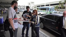 Susan Sarandon Helps Fans At LAX