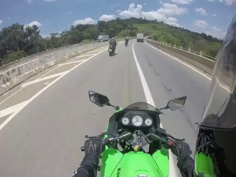 Un motard chute lourdement à cause de débris lachés par un camion en pleine route