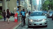 Un chauffeur de taxi roule sur un coursier à vélo volontairement