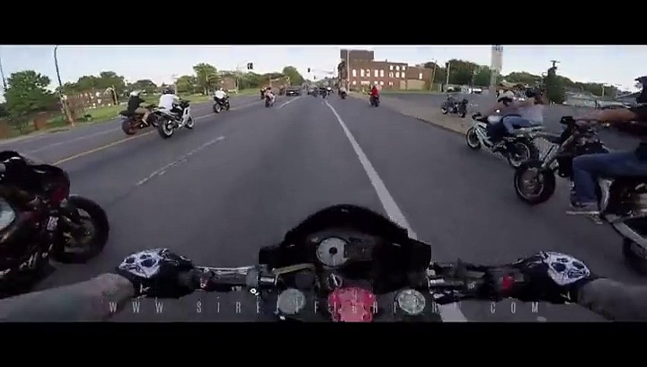 Ce motard roule sur le trottoir et n'a pas vu le feu rouge... Gros crash