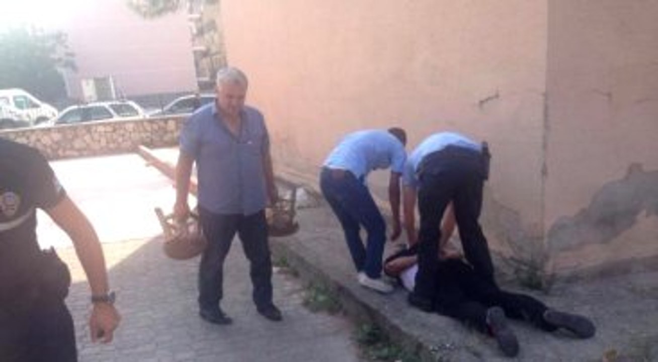 İlaç Yazmadı Diye Doktora Saldırdı, Polis Biber Gazı Sıkarak Yakaladı