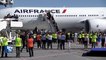 JO 2016: les médaillés français applaudis à la descente de l'avion