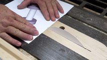 Un charpentier coupe du bois à l'aide d'un disque de papier