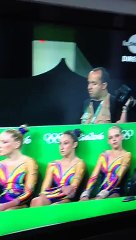 Un photographe très bizarre prend des jeunes gymnastes en photo aux JO de Rio