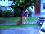 Un cane viene dimenticato legato ad un albero sotto la pioggia ed ecco cosa accade: