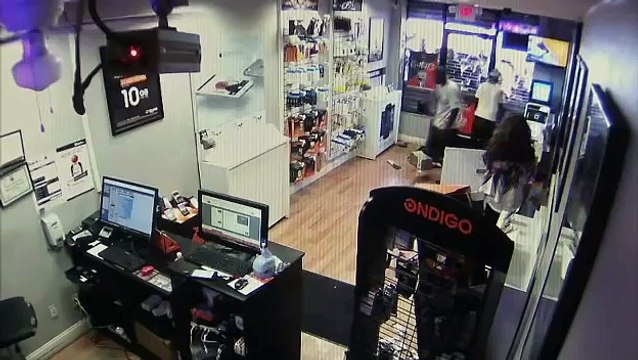 Des braqueurs se font enfermer dans un magasin de téléphones portables