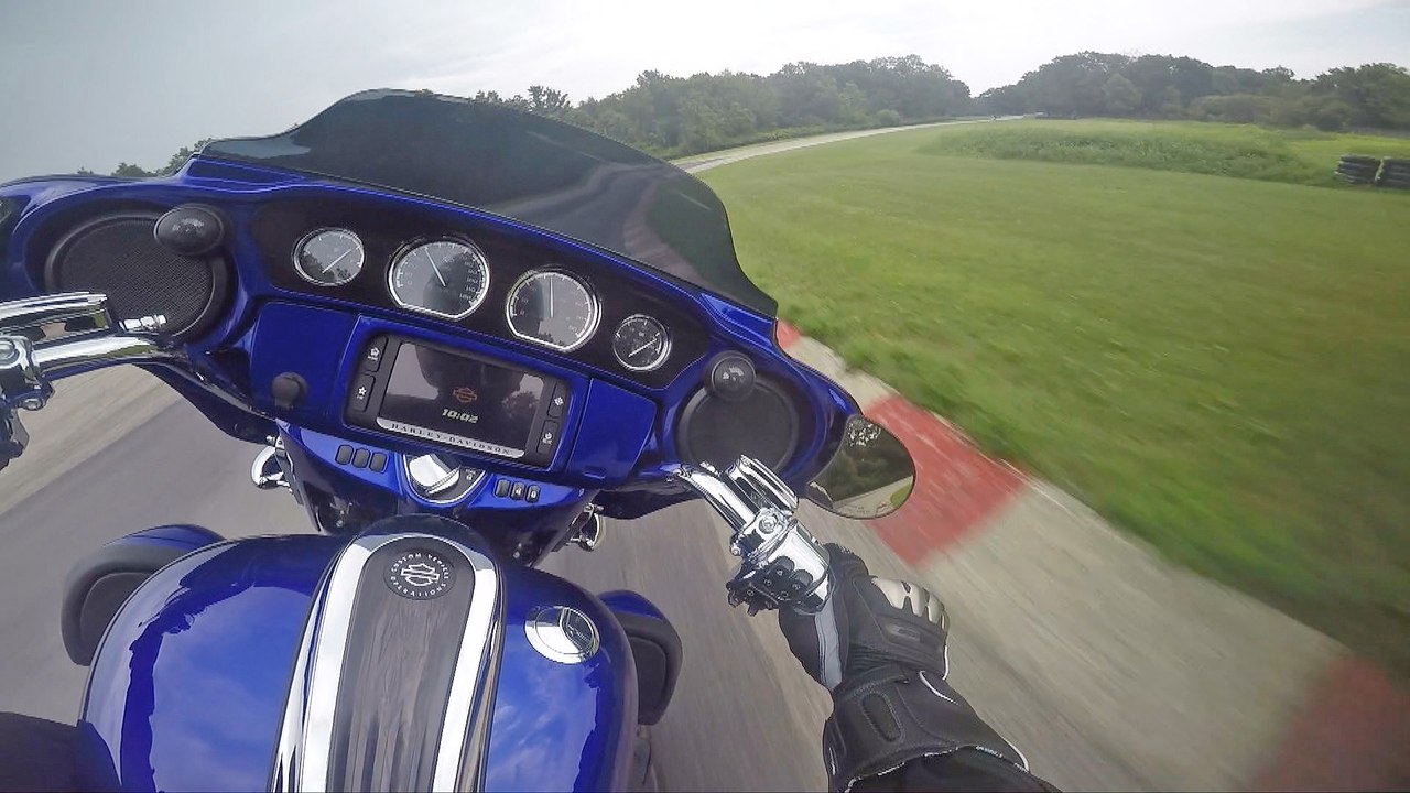 2017 Harley-Davidson CVO Street Glide Hammers Through the Corners at Blackhawk