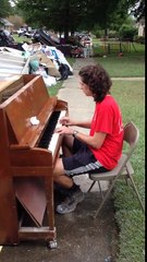Un ado joue du piano dans les rues délabrées suite aux inondations en Louisiane !