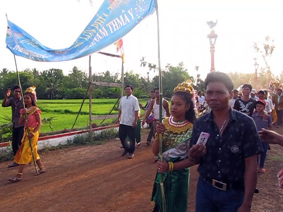 Bon Chol Chnam Thmay Nov Phum Thom - 2015