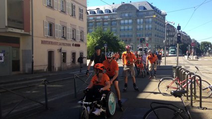 Des duos de handi-rollers traversent Strasbourg