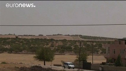 La Turquie pilonne l'EI et les milices kurdes en Syrie