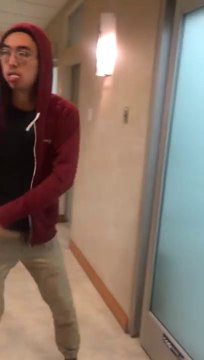 Complètement drogué par les sédatifs, ce jeune danse dans les couloirs de l'hopital!