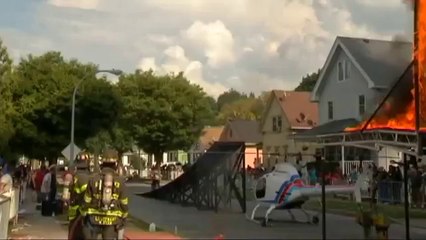 Un pasteur cascadeur traverse un mur de feu en moto