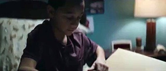 Ce papa protège son enfant face aux truands du quartier. Regardez bien ce qu'il cache sous son manteau !