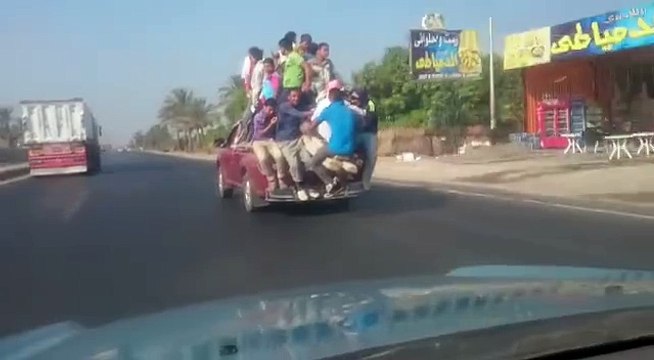 عمال يغامرون بحياتهم من أجل لقمة العيش