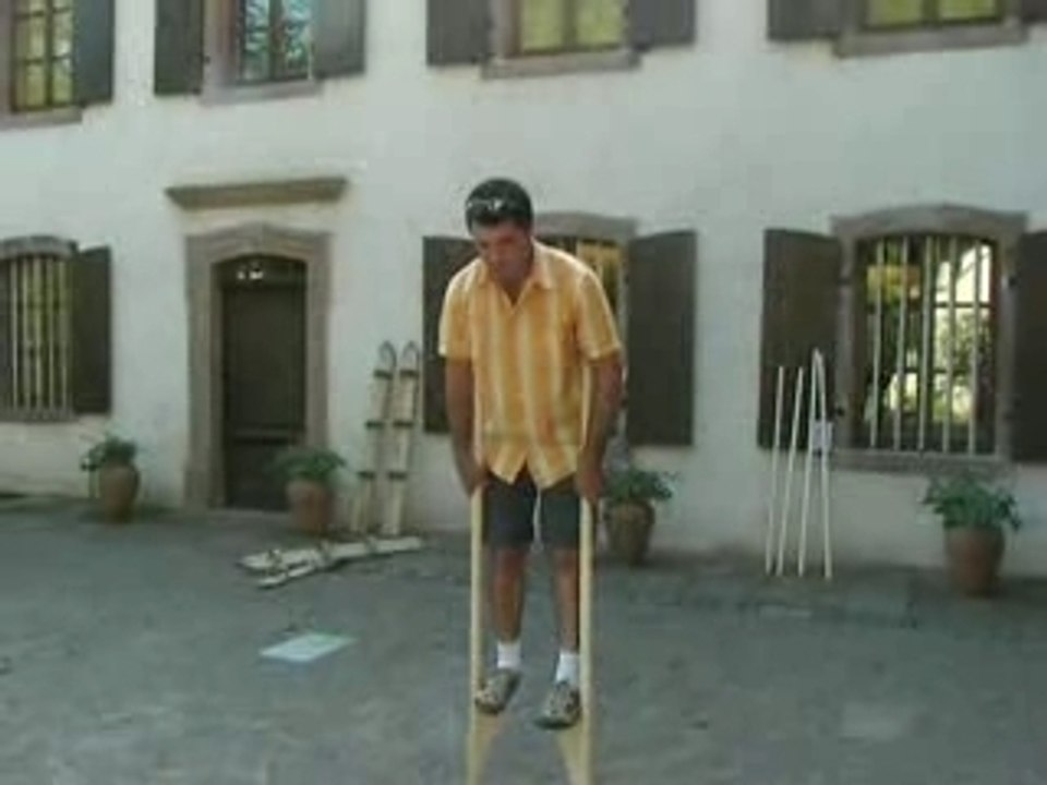 Daniel marche avec des échasses