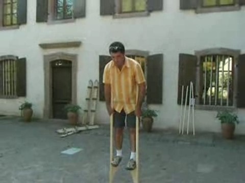 Daniel marche avec des échasses