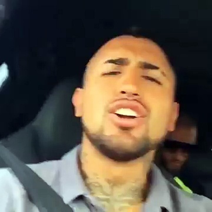 RIBERY & VIDAL SINGINING IN THE AUDI