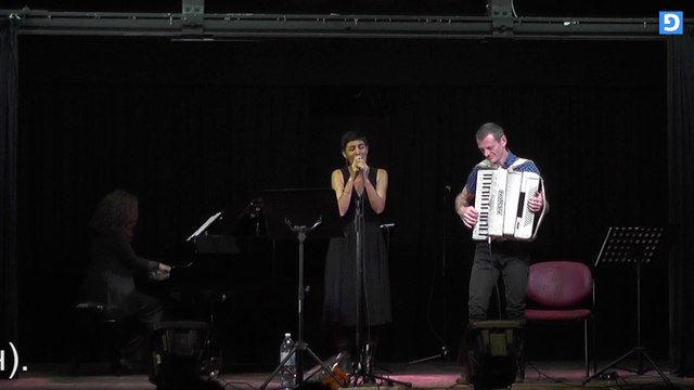 Две гитары под окном Дебора Бенасули .