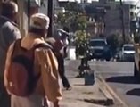 Un controlador de bus golpea a un hombre de la tercera edad en Quito