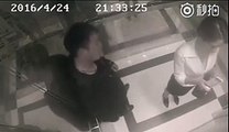 Cette caméra filme un homme qui harcèle une femme dans un ascenseur, mais regardez bien ce qui se passe à 021 !