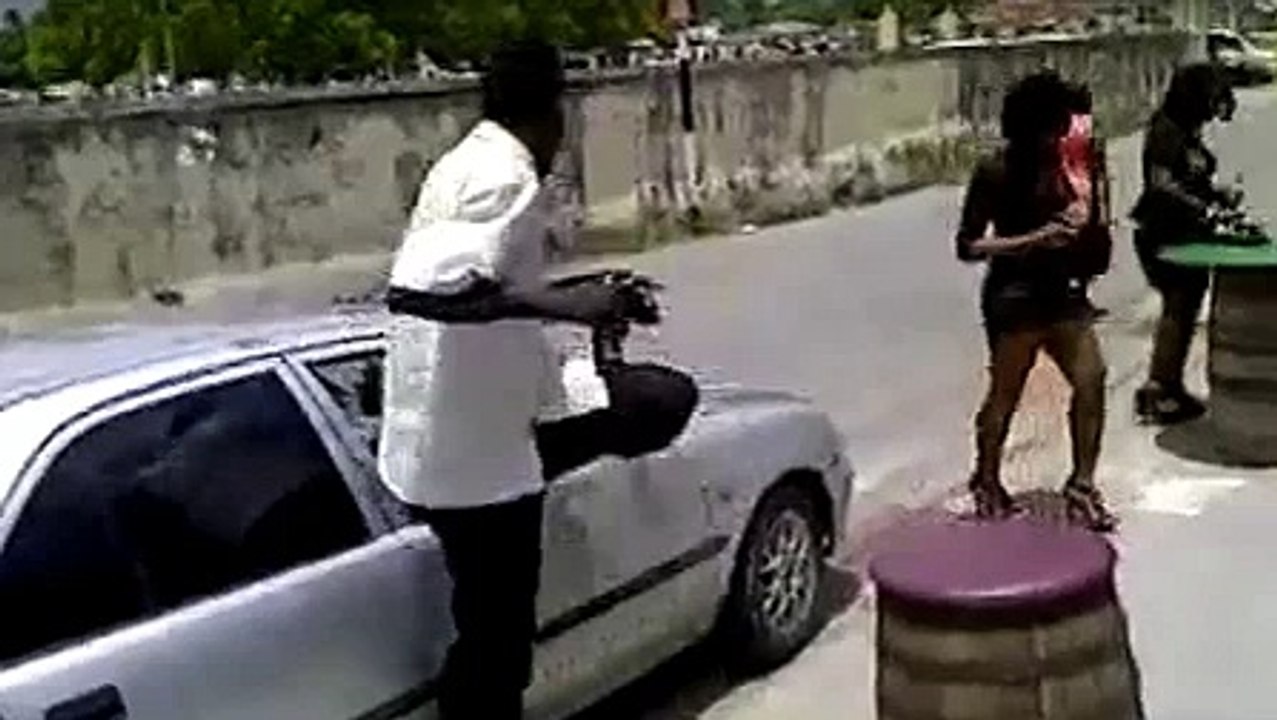 ARABAYA BİNERKEN KARİZMA YAPTI