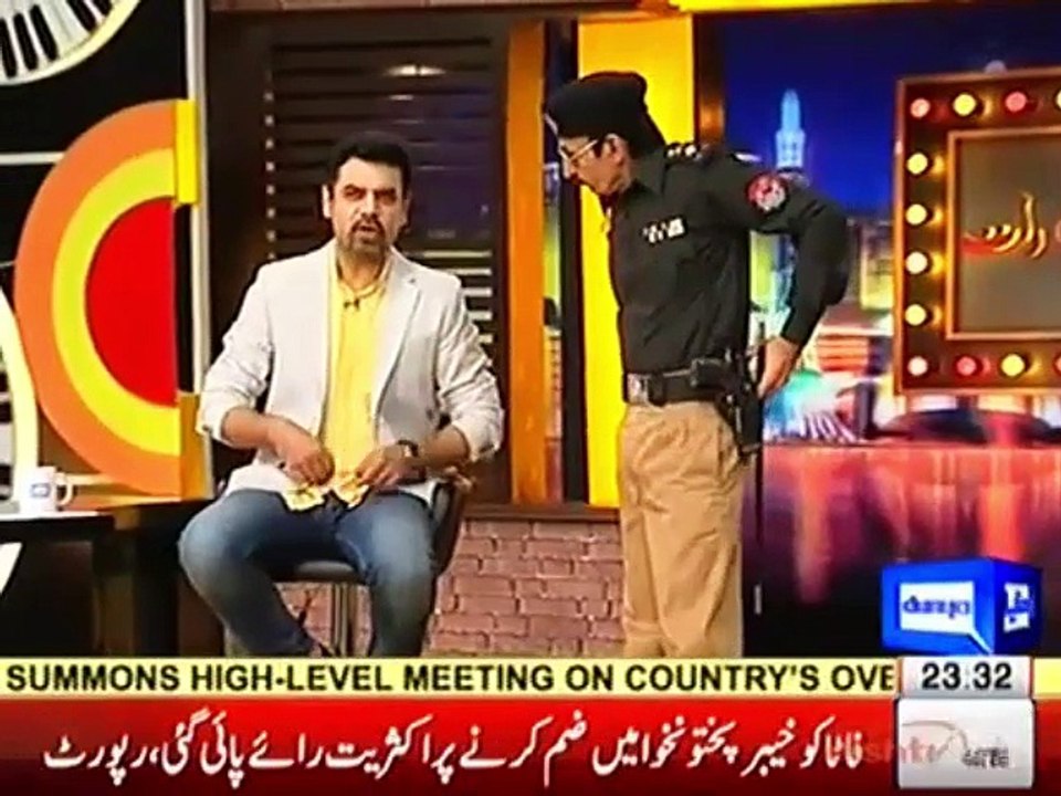Mian Afzal Narogi Character of Policeman Mazaaq Raat 23 August 2016 _ Ghulam Mohiuddin _ Madam Nisho - Dunya News