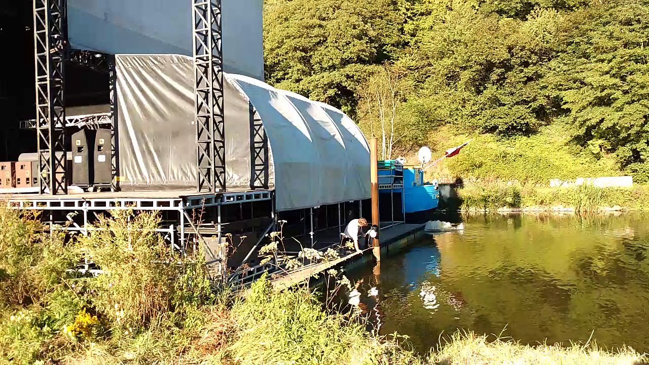 Mise en place de la scène du festival Scène sur Sambre