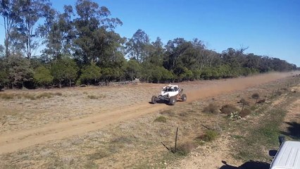 Collision entre un kangourou et un buggy lancé à pleine vitesse en Australie !