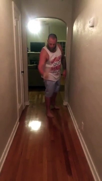 Une femme donne un coup de pied dans un godemichet et elle se fait surprendre.